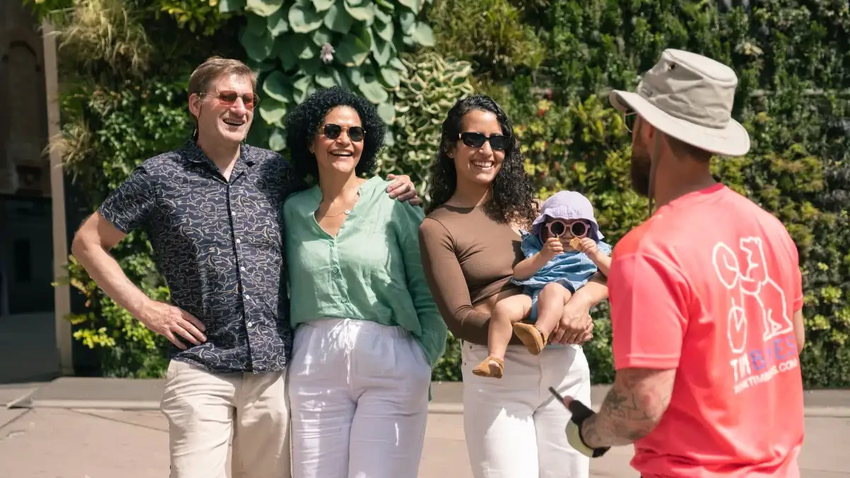 Familia disfrutando de una pausa relajada con su bebé durante el tour en bicicleta por Madrid