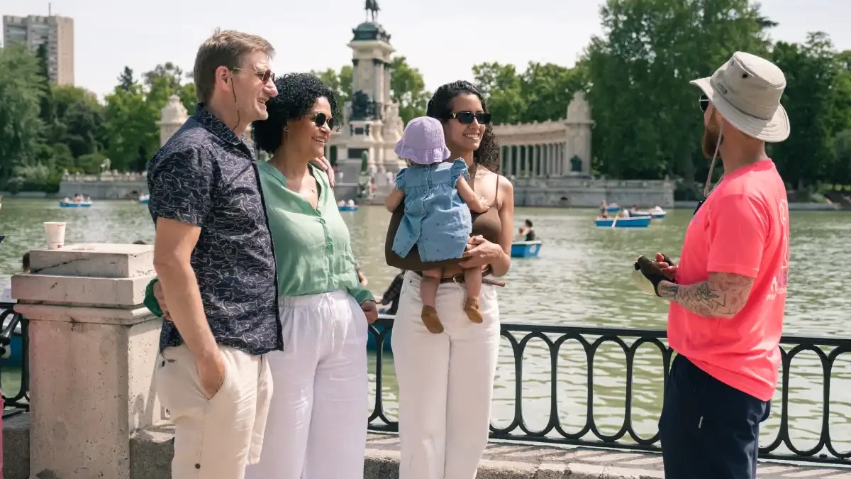 Parada del tour en bicicleta junto al estanque del Parque del Retiro